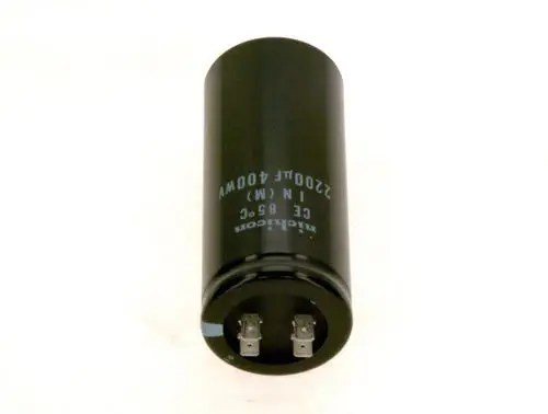 Kondensator von Bosch in zylindrischer Form, schwarze Oberfläche mit Anschlussstiften an der Unterseite. Technische Angaben sind auf der Seite aufgedruckt.